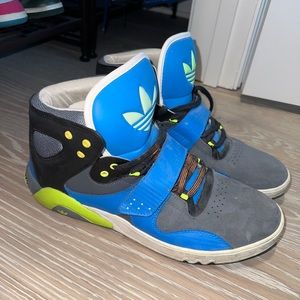 adidas Roundhouse Mid - Black - White Blue